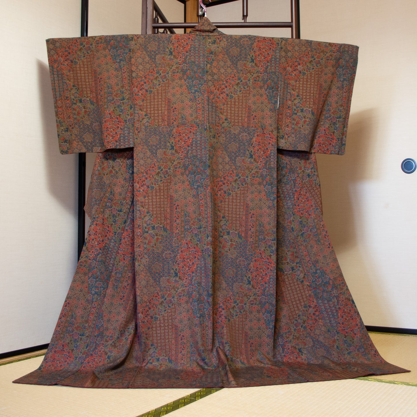 Silk kimono in red and brown.