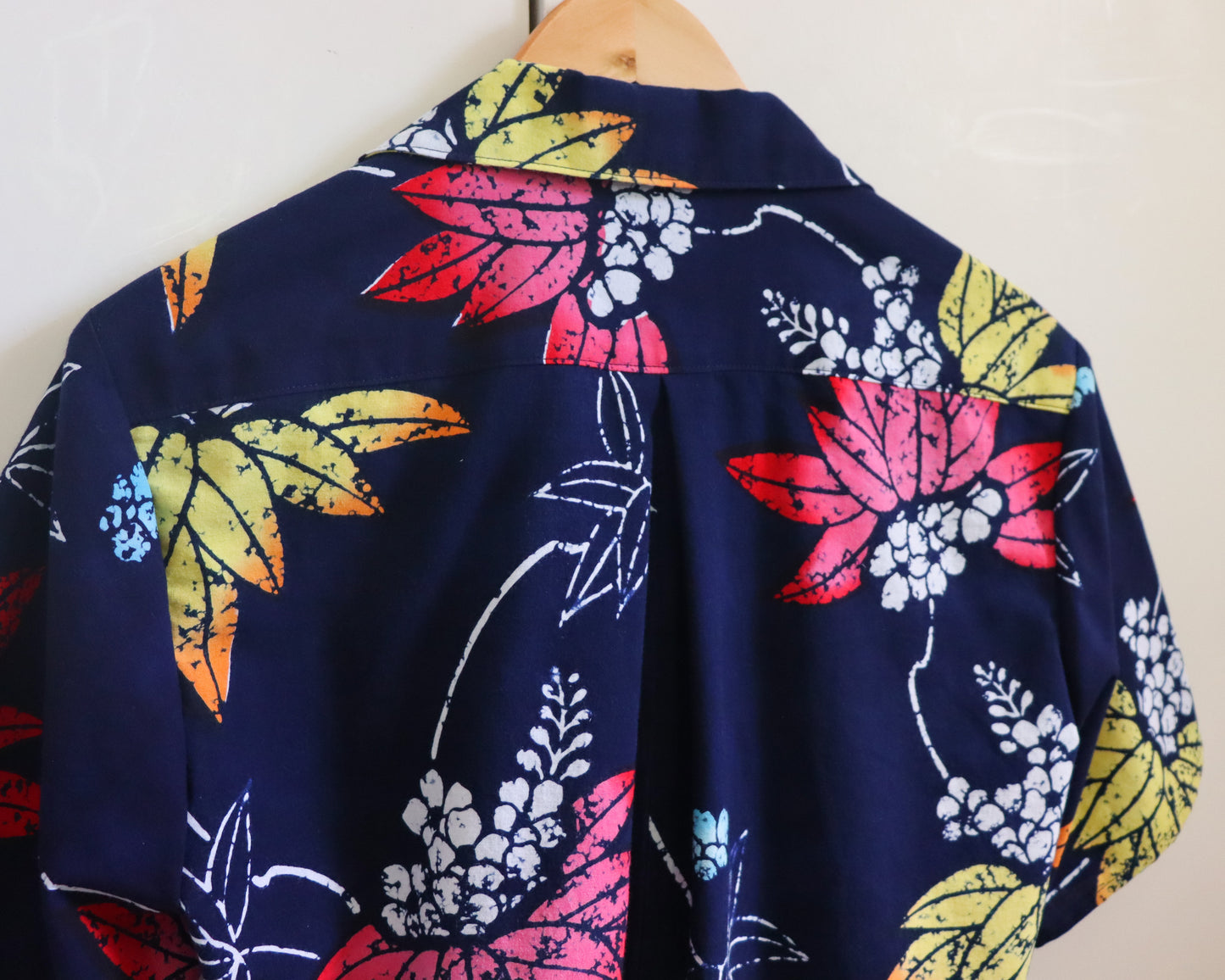 Women's cropped shirt made from yukata: summer kimono. The material is 100% cotton, making the shirt very comfortable and breathable. Back of the shirt.