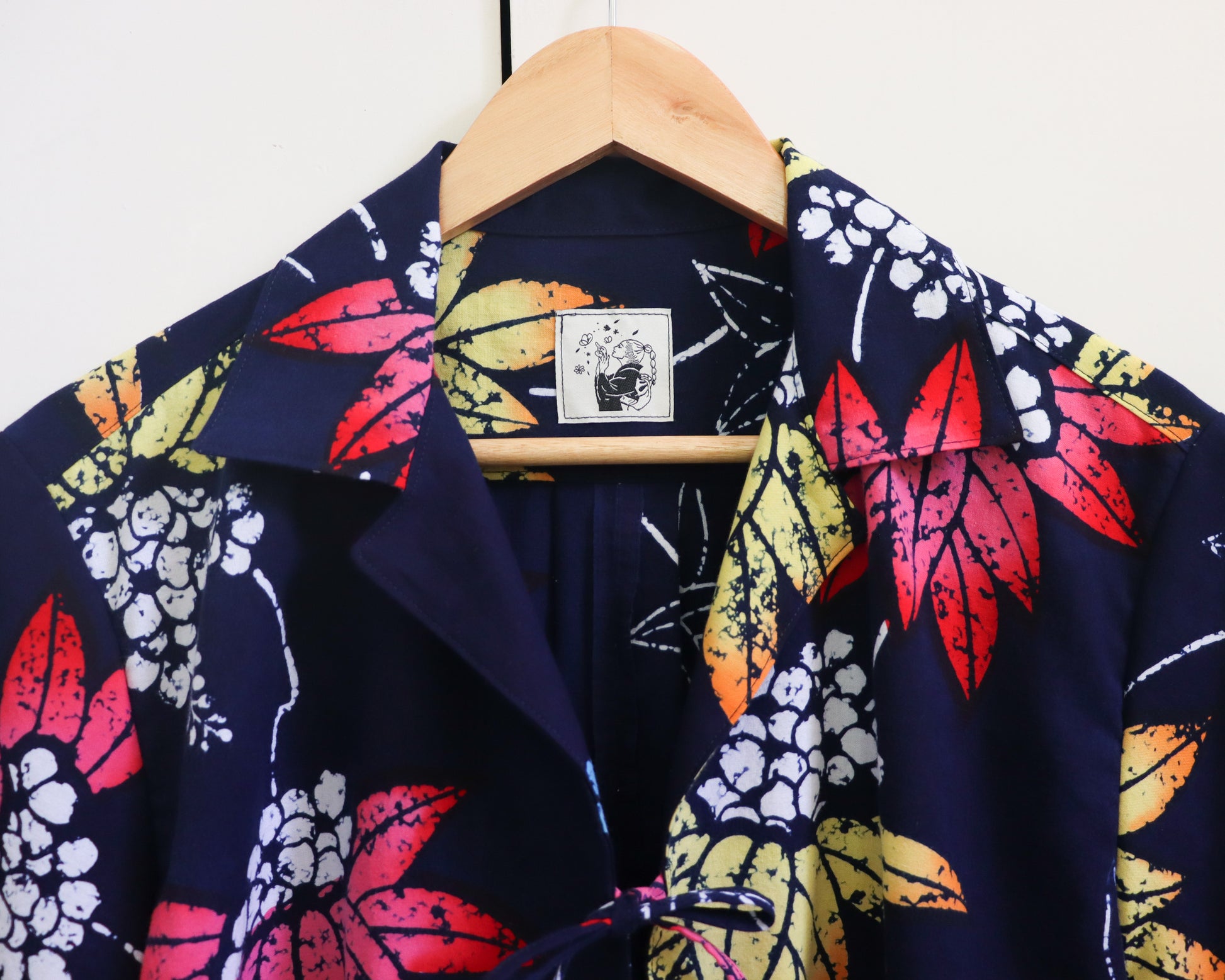 Women's cropped shirt made from yukata: summer kimono. The material is 100% cotton, making the shirt very comfortable and breathable. Collars and logo.