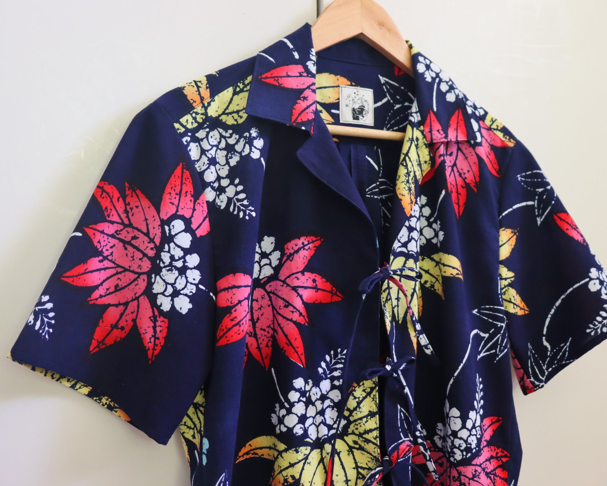 Women's cropped shirt made from yukata: summer kimono. The material is 100% cotton, making the shirt very comfortable and breathable. Side shot.